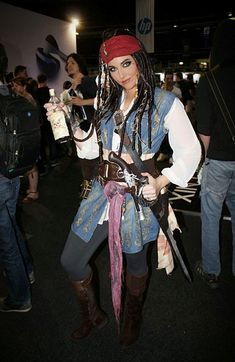 Genderbent Captain Jack Sparrow Jack Sparrow Costume Kids, Jack Sparrow Halloween Costume, Jack Sparrow Halloween, Diy Pirate Costume For Kids, Male Pirate, Pirate Clothes, Jack Sparrow Cosplay, Diy Fantasia, Halloween Costumes Pictures