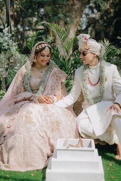 Couple in pastel outfits for the wedding Pastels Outfits, Jaimala Designs, Buddhist Wedding, Indian Wedding Garland, Outfits Floral, Goa Wedding, Couple Outfit Ideas, Color Coordination, Couple Wedding Dress