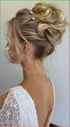 High Up Bridal Hair, Bride Updos For Long Hair With Veil, Wedding Updos For Round Faces, Wedding French Twist Updo, Races Hairstyles Fascinator, High Wedding Updo With Veil, Volume Updo Wedding, Wedding Hair High Updo, High Updo With Veil