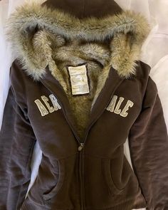 Cardigan Fall Outfit, Warm Hoodies, 00s Mode, Fur Jackets, 2000s Fashion Outfits, Collared Sweatshirt, Fur Coats, Swaggy Outfits, 2000s Fashion