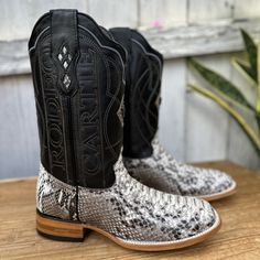 The price already INCLUDES taxes and shipping anywhere in the United States.
This is the RC-Python style men's western boot, made with genuine python skin in a natural tone. The quality of the cut and the resistance of its cowhide sole reflect the commitment to durability and comfort. Masterfully crafted in León, Mexico, this exotic boot is the definition of western sophistication, designed for the man who values ​​authenticity and style in his footwear.
Description of the Cowboy Boot:

Style: R Python Boots Outfit, Cowboy Boot Style, Cowboy Boots For Men, Outfit Vaquero, Boots Outfit Men, Cowboy Stuff, Leather Jacket Men Style, Western Boots For Men, Python Skin