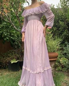 Cottagecore Outfits Feminine, Cottagecore Outfits Purple, Romantic Vintage Dress, Purple Vintage Outfit, Mayday Outfit, Pioneer Girl Costume, Long Vintage Dresses, Cottagecore Outfits, Old Fashion Dresses