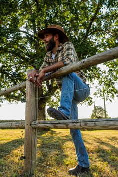 With iconic looks, legendary comfort and durability, Blundstone boots stand the test of time, time and time again. Blundstone Styling, Boot Stand, Styling For Men, Time Time, Suede Leather Boots