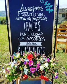 a sign that has flowers on it in front of some chairs and grass with the words los mejores cosas de la viada narrados gracias por celebar con las calientendoros