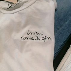 a white shirt with writing on it that says,'bonita come til gon '