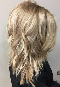 Layered hair #hairstyles #mediumhair Hair Cuts 2017, Middle Hair, Dunner Wordend Haar, Medium Shag Haircuts, Medium Layered Hair, Long Face Hairstyles, Medium Layered, Medium Length Hair With Layers, Long Layered Haircuts