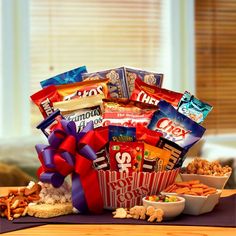 Ultimate Movie Lovers Gift Basket w/ RedBox & Domino's Gift Card Movie Lover Gift Basket, Gourmet Food Basket, Snack Gift Baskets, Fritos Corn Chips, Famous Amos, Fathers Day Gift Basket, Pizza Gifts, Peanut Candy, Food Gift Baskets