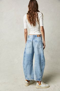 Trendy Jeans Outfits, Effortless Fall Outfits, Barrel Jeans, Mode Kimono, Denim Outfits, Trendy Jeans, Outfit Inspiration Fall, Ankle Length Pants, Wide Leg Denim