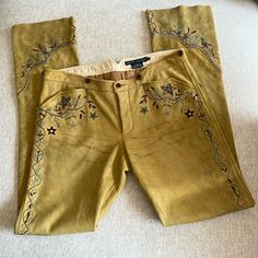 Rare Vintage Ralph Lauren Blue Label Embroidered Leather Pants! These Are Beautiful!!! Extremely Rare!! The Most Special Buttery Soft Pants! Excellent Condition! Button Front Closure & Adjustable Rear Waist Strap. So Sad These No Longer Fit Me. Yellowish/Beige/Tan Leather With Multicolored Floral And Star Embroidery!! Got So Many Compliments Every Time I Wore Them!! Easy To Dress Up Or Down! Marked Size 8 But Please Compare Measurements! Measurements Waist Across Flat:15.5” Front Rise: 8.5” Back Cowgirl Pants, Cowgirl Clothes, Cowboy Pants, Cowboy Chic, Chasing Unicorns, Fendi Vintage, Western Style Outfits, Vintage Cowgirl, Star Embroidery