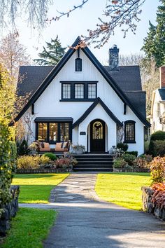 White Tudor house with steep roof and arched doorway. The charming fusion of history and contemporary flair in modern Tudor houses can transform your living space from “just nice” to “royalty-approved.” Modern Colonial Style, Arched Doorway, Dirty Shoes, Ideal House, Small Cottage Homes