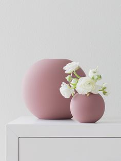 ballvase_10cm_cinderrose_lifestyle1_miljuu.com_1304-001 Cinder Rose, Vases Ideas, Pink Living Room Decor, Clay Artists, Matte Paint, Pink Vase, Hand Painted Vases, Chic Pillows, Hand Painted Ceramic