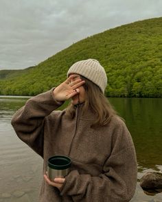 Cabin Instagram Pictures, Beach Winter Aesthetic, Mountain Aesthetic Outfit, Hygge Outfit, Beanie Outfit Women, Mountain Girl Aesthetic, Outdoor Winter Outfit, Hiking Wardrobe, Nomad Aesthetic