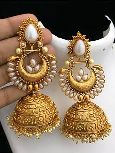 Gold Matte Finish Ghumer Style Zhumkha#aashkaanya #bridaljewellery #indianjewellery #indianwedding #jewellery #designerjewellery #womenfashion#kundanjewellery #weddingjewellery #indianbride  #earrings #traditionaljewellery #onlineshopping #indianfashion #jewelry #wedding #bride #polkijewellery #necklace #kundan #fashionjewellery #bridal #indianjewelry #artificialjewellery #kundannecklace  #accessories #bollywood #wedmegood #imitationjewellery #jhumkas #fashion #southindian #southindianfashion Dulhan Makeup, Wedding Bollywood, Indian Gold Jewellery Design, Indian Jhumka, Bridal Jewellery Earrings, Gold Bridal Necklace, Bridal Jewelry Collection