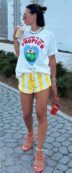 Girly Tshirt Outfits, Florida Keys Vacation Outfits, Coastal Vacation Outfits, Shorts And Tshirt Outfits, Beach Outfits Women Vacation, Looks Party, Summer Beach Outfit, Summer Lookbook, Looks Street Style