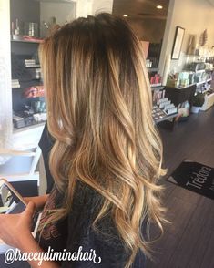 Dark Root Balayage, Highlights Long Hair, Root Balayage, Hair Colour Trends, Younger Hair, Painted Highlights, Blonde Balayage Highlights, Hair Curls, Balayage Ombre