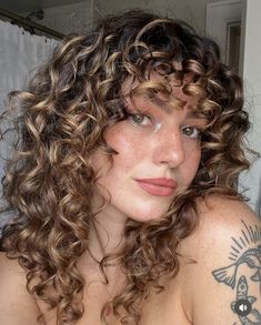 Curly Light Brown Hair, Dark Curly Hair, Highlights Curly Hair, Brown Curls, Brown Curly Hair, Curly Hair Photos, Curly Bangs