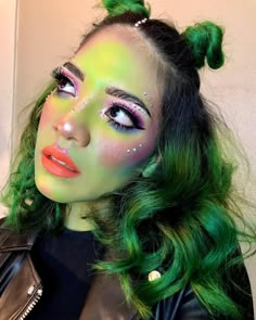 Alien Diy Makeup, Martian Makeup Halloween, Alien Green Makeup, Diy Alien Prop, Alien Themed Makeup, Alien Halloween Makeup Easy, Alien Face Makeup