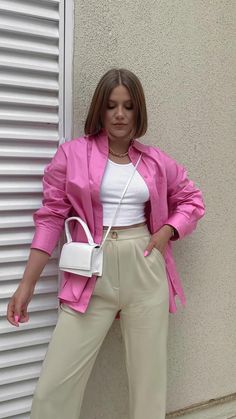 Pink Blouses Outfit, Estilo Pinterest, Pink Shirt Outfit, Hot Pink Outfit, Concert Fit, Pose Inspiration, Outfit Primavera, Fashion Decor, Causual Outfits