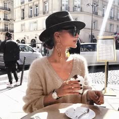 Style Parisienne, Chique Outfits, Coffee Fashion, Paris Mode, Fashion Blogger Style, Instagram Worthy, Chain Necklaces, Weekend Outfit, Casual Winter Outfits