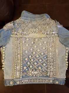 Custom Jackets Ideas, Denim Jacket Design Ideas, Bling Jean Jacket, Jewel Jeans, Artisanats Denim, Jean Diy, Diy Denim Jacket, Bling Jeans, Embellished Denim Jacket