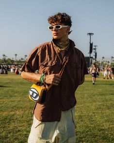 Guy Coachella Outfits, Tomorrowland Festival Outfit, Coachella Outfit Ideas Men, Guy Rave Outfits, Rave Outfits For Guys, Male Festival Outfits, Simple Rave Outfits, Men Rave Outfits