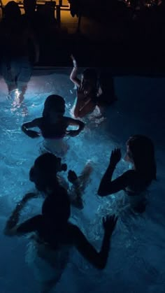 Pool party photography | Lizzo - Juice (Good Mood Songs) Taiping, Dirty Girl, Shotting Photo, Devils Night, 사진 촬영 포즈, Summer Goals, Night Vibes, Winter Girls, Vision Board 2023