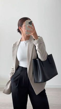 Boss Babe Aesthetic Fashion, Smart Work Outfit, Corporate Shoes, Corporate Aesthetic, Elegance Dress, Outfit Elegantes, Smart Casual Women, Luxury Photography