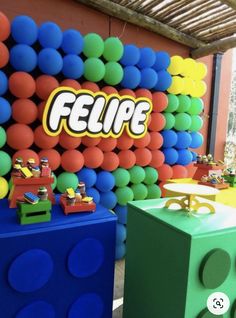 there are many legos on display in this room with the name felpe