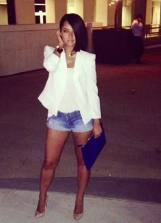 Denim shorts and white blazer with nude heels..I have all of these pieces..why not pair them up?! Outfit For Women, Short Fashion, Cannoli, Denim Short, Looks Chic, Blazer Outfits, Spring Summer Outfits, Outfits Casuales, Personal Stylist