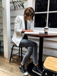 Edgy Work Outfits, Outfit Converse, Paris Mode, Style Blazer, Outfits With Converse, Mode Casual, Sport Chic, Blazer Outfits