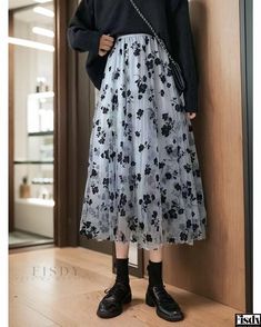 Fisdy - Falda midi coreana de gasa floral de primera calidad con exquisitos detalles de terciopelo y favorecedor diseño de talle alto Rok Tile, Chiffon Midi Skirt, Rok Midi, Y2k Fall Outfits, Tulle Long Skirt, Gauze Skirts, Velvet Accents, Chiffon Floral, Blue Tulle