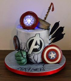 the cake is made to look like it has captain america symbols on it and an arrow