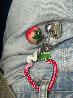 Strawberry Carabiner, Carabiner Ideas, Cool Trinkets, Carabiner Keychain Aesthetic, Aesthetic Keys, Cute Keychain Aesthetic, Car Keychain Aesthetic, Sawako Kimi Ni Todoke, Strawberry Accessories