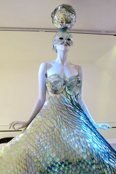 Fun CD gown & headdress fashion design—commissioned for Harvey Nichols—artist, Zoe Bradley Design❣ Zoe Bradley, Recycled Dress, Paper Fashion, Paper Dress, Career Fashion, Iconic Fashion, Recycled Fashion