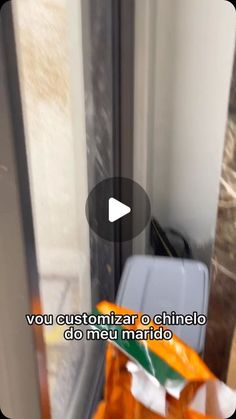 an orange bag sitting in front of a sliding glass door with the words, you customize o chinelo do meu mande