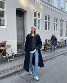 Heavy Coat Outfit Winter, Nyc Fall Outfits Street Style Cold Weather, City Casual Outfits Winter, Paris Aesthetic Outfit Winter, Copenhagen Capsule Wardrobe, Relaxed Street Style, Dublin Outfit Spring, Copenhagen Aesthetic Outfits, Ireland Fall Outfits