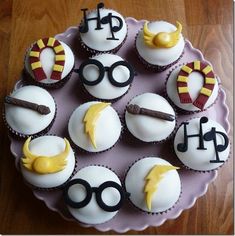 cupcakes decorated to look like harry potter