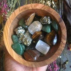 Prosperity Bowl, Grounding Practices, Yoga Calendar, Wealth Corner, Feng Shui Symbols, How To Feng Shui Your Home, Feng Shui Art, Feng Shui Wealth, Feng Shui Decor