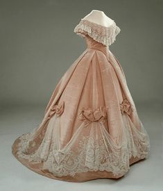 1800s Dresses, Victorian Ball Gowns, 1860s Dresses, Victorian Era Dresses, Old Fashion Dresses, Old Dresses, Victorian Clothing