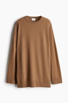 Fine-knit  oversized sweater in soft cashmere with dropped shoulders and long  wide sleeves. Ribbing at neckline  cuffs  and hem. Cozy Oversized Sweaters, Ideas For Autumn, Oversized Sweaters, Oversized Jumper, Beauty Magazine, Cashmere Jumper, Oversized Knitted Sweaters, Dark Beige, Wide Sleeves