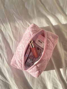 This makeup cosmetic bag is perfect for storing cosmetic products or other supplies.  Measurements: Width: 11 cm, length: 18/19 cm, height: 7 cm Quilted Makeup Bag, Makeup Vs No Makeup, Trendy Fabric, Beach Makeup, Pink Makeup Bag, Cute Makeup Bags, School Makeup, Cosmetic Products, Toiletry Storage