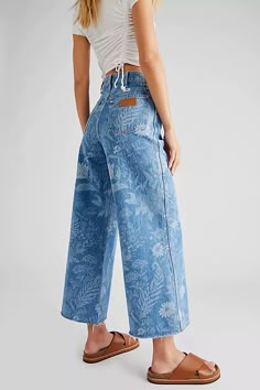 70s Inspired Fashion Summer, 90s Casual Fashion, 70s Summer Fashion, Boho Fashion Casual, Detailed Denim, Bright Clothes, Patterned Denim, Modern Hippie Style, Fashion Staples