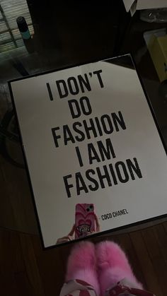 a sign that says i don't do fashion i am fashion