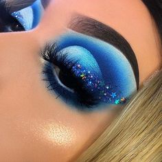 This blue monochromatic eyeshadow palette are what dreams are made of. 🌙 With its unique range of blue shadows in matte, metallic, and duochrome finishes, this palette gives you the creative edge to make any look you want. 💙 Halloween Makeup Videos, Maquillage Harry Potter, Maquillage Yeux Cut Crease, Make Up Designs, Drag Make-up, Smokey Eyeliner, Dramatic Makeup, Eye Makeup Designs