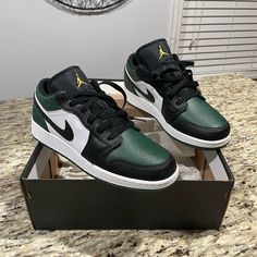 Air Jordan 1 Low Gs Green And White Air Jordan Retro 1 Low, Jordan Verdi, Dark Green Jordans, Jordan Low Outfit, Air Jordan 1 Green, Nike Shoes Green, Air Jordan Green, Air Jordans 1 Low, Air Jordan 1 Low Green