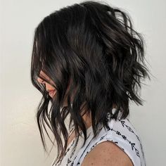 Low Maintenance Short Haircut, Long Angled Bob, Line Bob Haircut, Thick Wavy Hair, Medium Short Hair, Penteado Cabelo Curto, Short Haircut, Long Wavy Hair