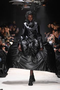 Comme Des Garcons Fashion Show, Comme Des Garcons Outfit, Comme Des Garcons Runway, Avantgarde Fashion, Metallic Accessories, Textures Fashion, Rei Kawakubo, Show Collection, Avant Garde Fashion