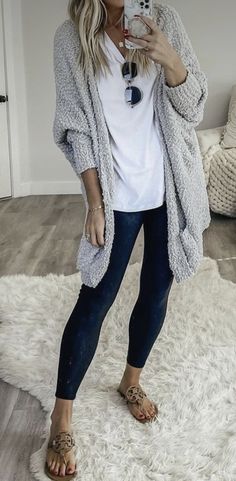 Vibrant Outfits, Casual Goth, Loose Clothing, Legging Outfits, Leggings Outfit, Loose Outfit, Lightweight Cardigan, Comfy Fashion, Sleeve Cardigan