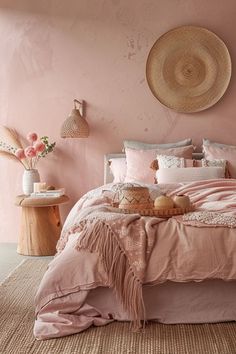 boho bedroom Grounded Aesthetic, Dusty Pink Bedroom, Terracotta Bedroom, Girly Pink Bedroom, Boho Chic Bedroom Decor, Bohemian Bedroom Inspiration, Earthy Pink, Pink Bedroom Walls, Pink Terracotta