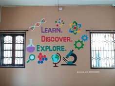 there is a sign on the wall that says learn, discovery, explore and science